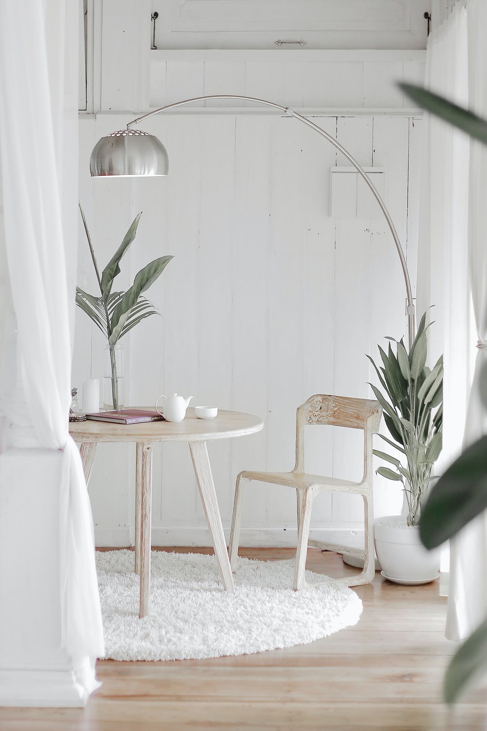 A natural colour palette, reclaimed wood and indoor plants are used on to create this Japandi - minimalist interior project